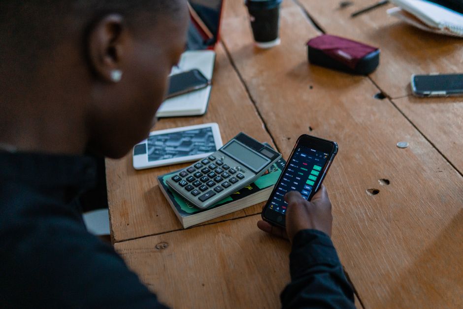 スマホ・パソコンを操作する様子