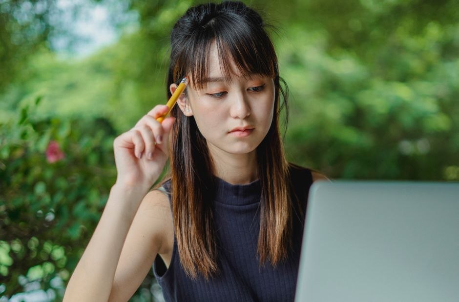 調べ物をして検討する女性
