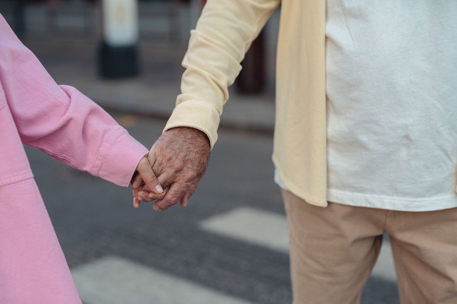 仏壇の手放し方に静かに向き合う高齢のご家族
