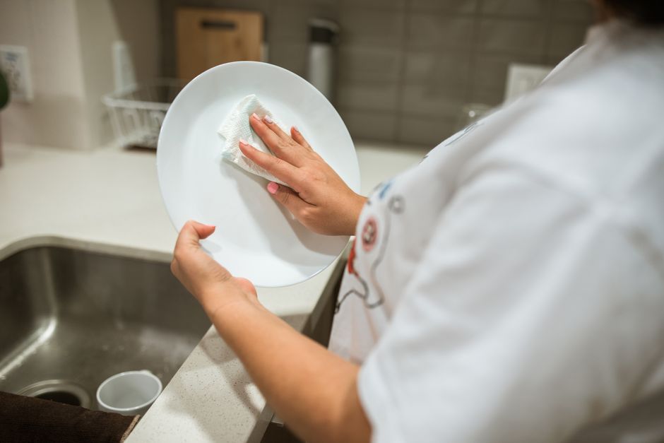 食器を洗い整理する様子