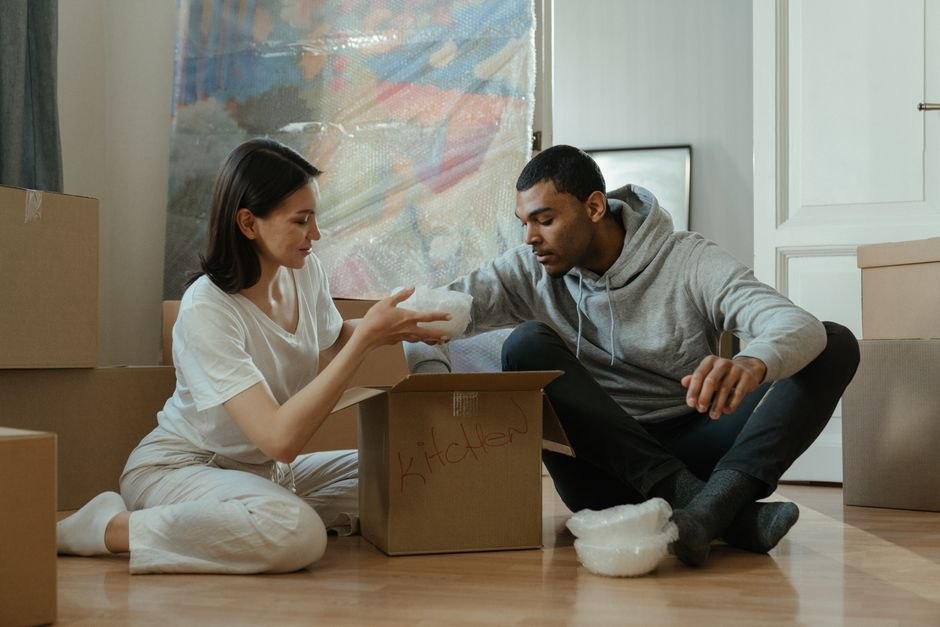 引越しの荷ほどきをする夫婦