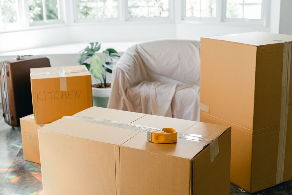 荷造り・段ボールに荷物を詰める様子