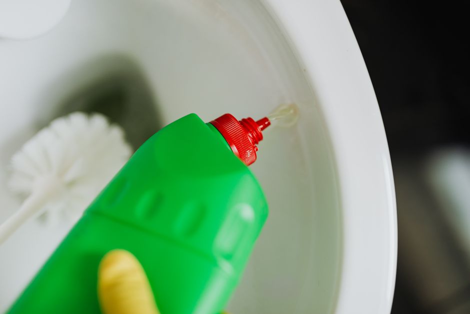 便器の中にトイレ用洗剤を注ぐ様子